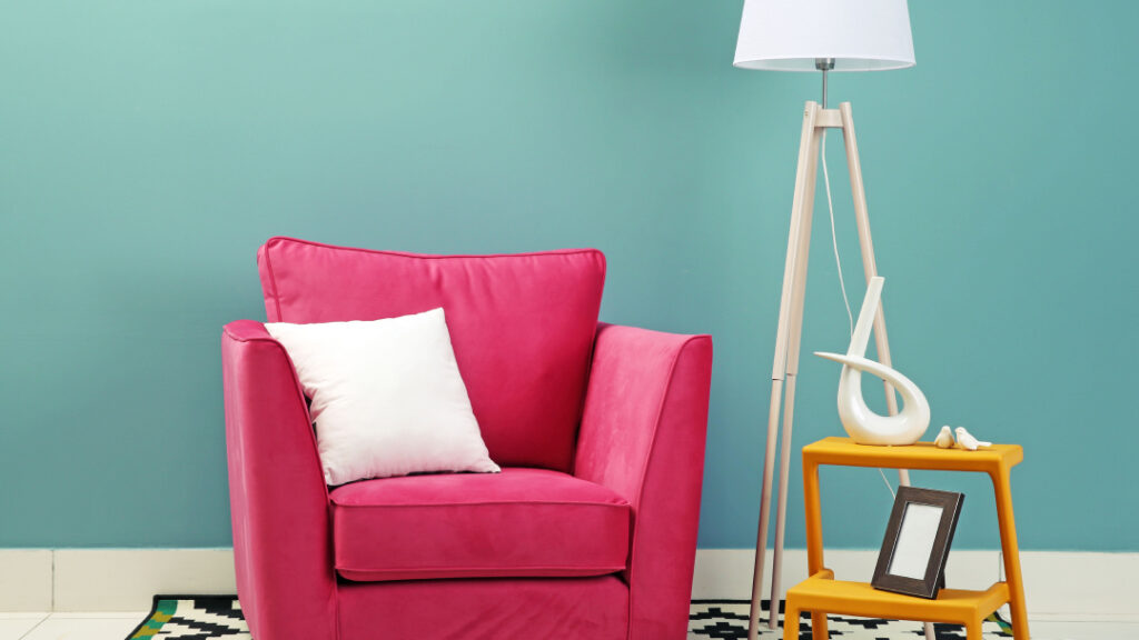 Une chaise rose dans une pièce.