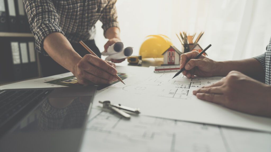Deux personnes travaillant sur un projet à un bureau.