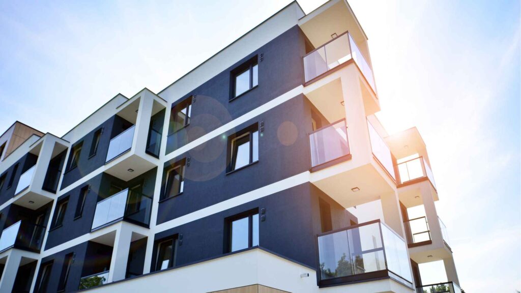 Un immeuble d'appartements moderne avec balcons et fenêtres.