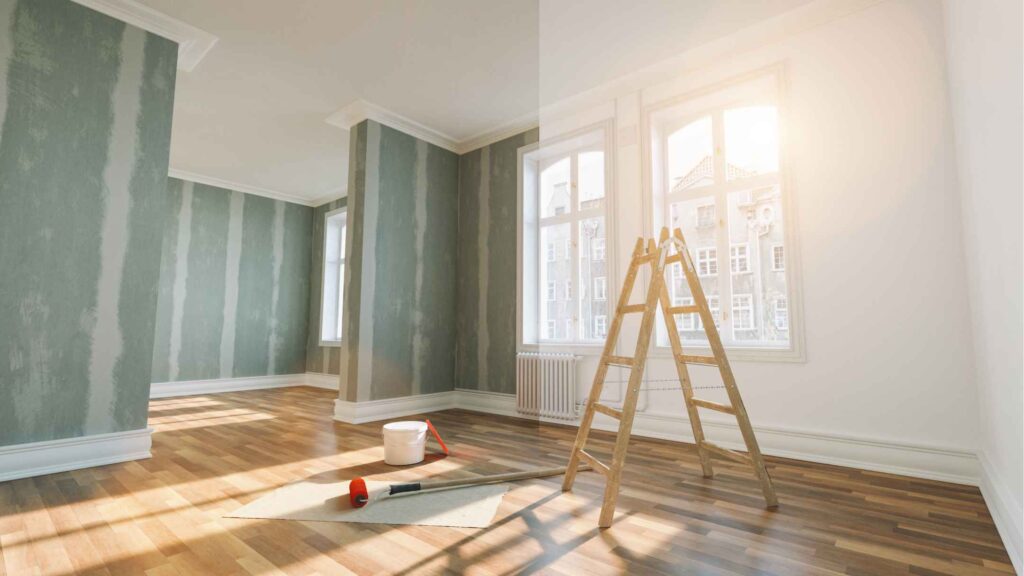 Une pièce vide avec une échelle et un pinceau