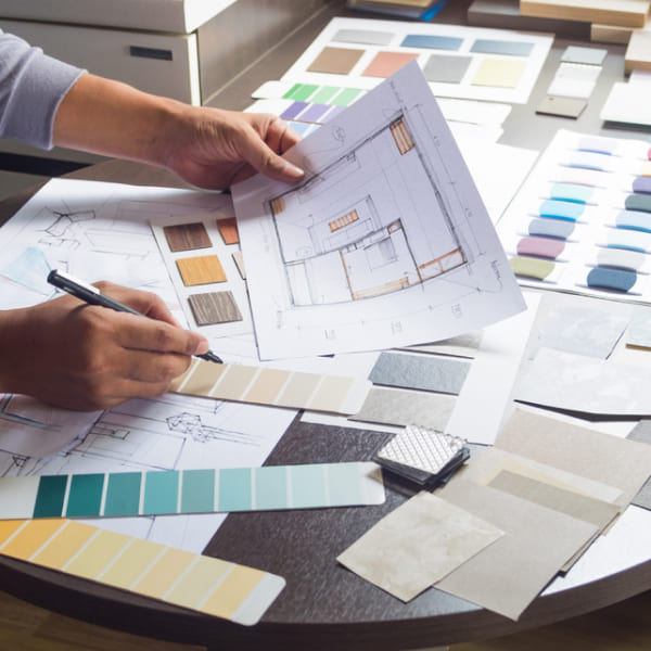 Une personne travaille sur un projet de design avec différentes couleurs.