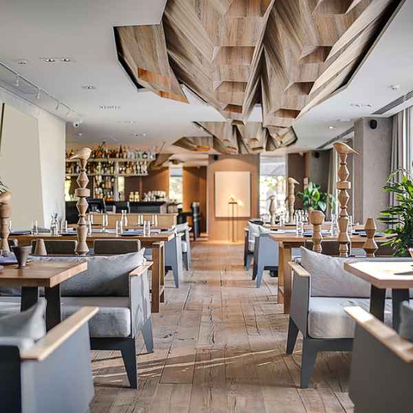 Un lieu de restauration avec des plafonds et des tables en bois