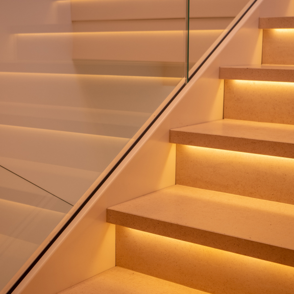 Un escalier avec des lumières LED sur les marches.