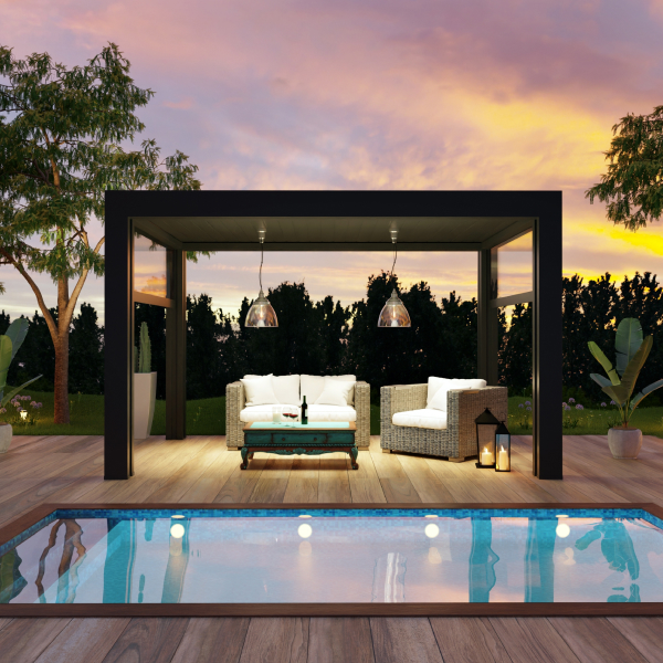 Une piscine avec un gazebo et des chaises longues.