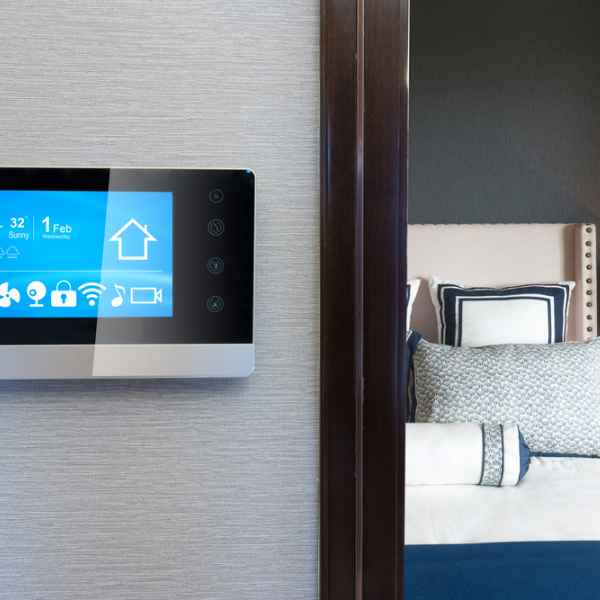 Un panneau de contrôle pour maison intelligente est affiché sur un mur.