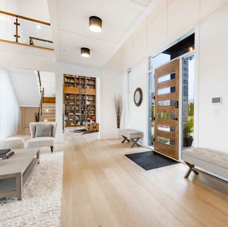 Intérieur spacieux et moderne avec un grand salon et un escalier.