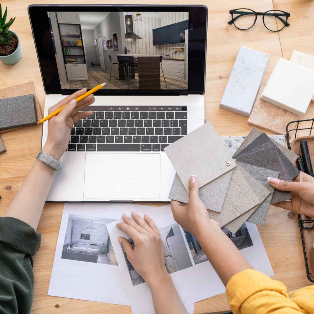 Une personne travaille sur un ordinateur portable avec une image d'une maison affichée à l'écran.