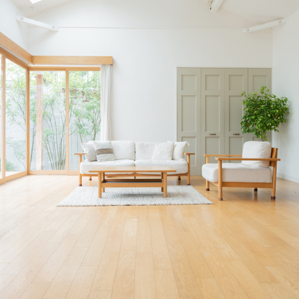 1. Un chat noir assis sur un mur en pierre, regardant fixement la caméra avec des yeux jaunes perçants.