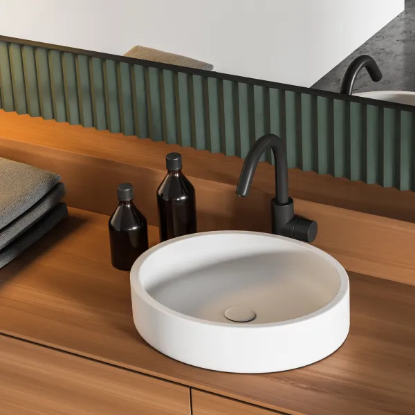 Un lavabo de salle de bain avec un comptoir en bois et un miroir.