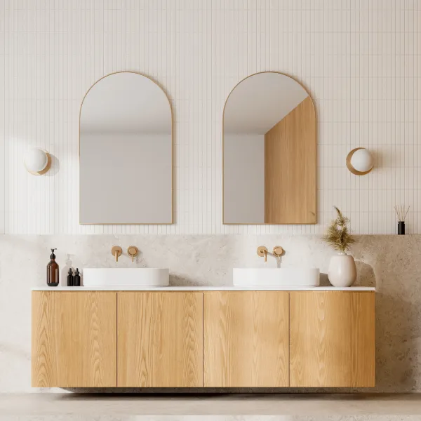 Salle de bain moderne avec deux lavabos et deux miroirs.