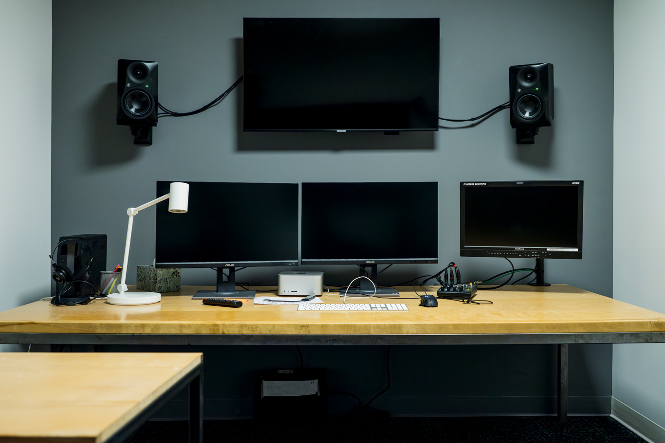 Design intérieur et aménagement des bureaux et studios d’enregistrement du groupe KO à Longueuil. Vue sur l'intérieur de la régie d'un des studios d'enregistrement.