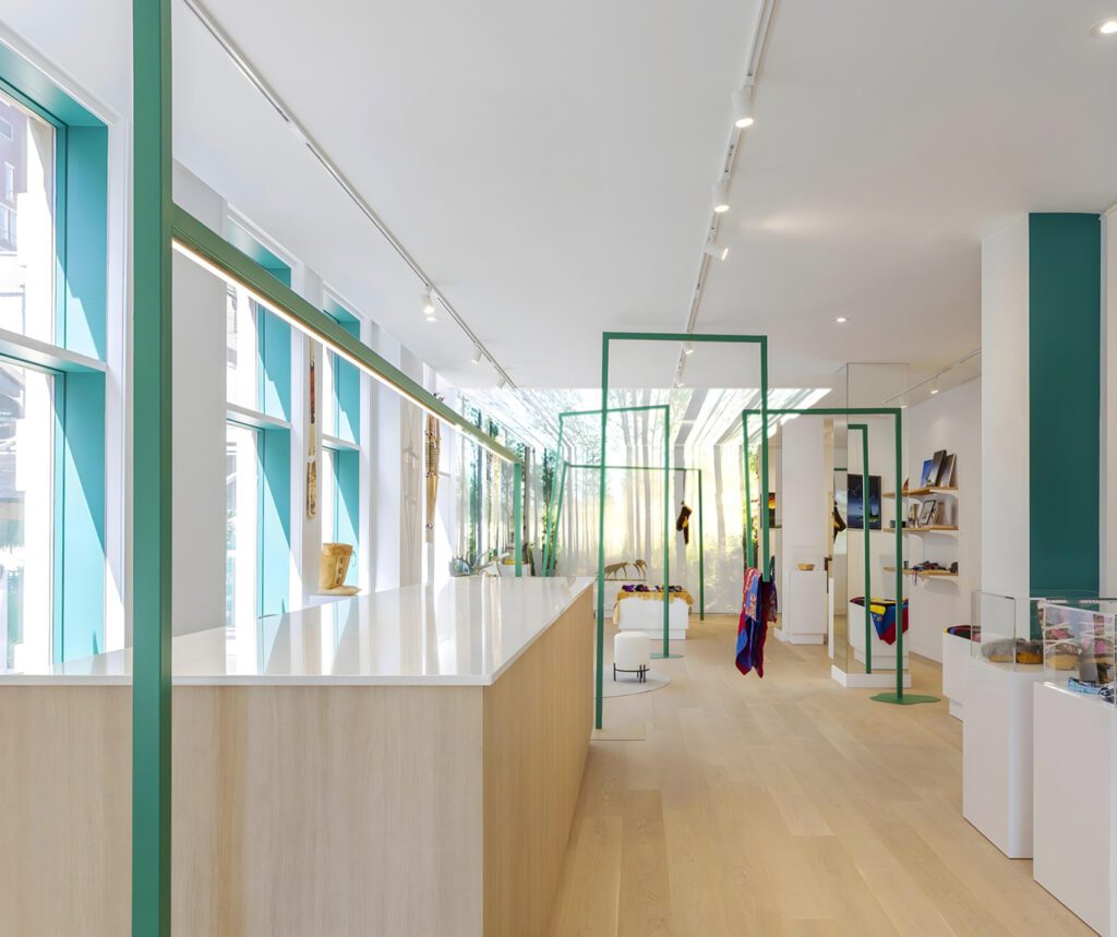 Le designer d'intérieur, Frédric Clairoux a conçu cet espace boutique avec une structure suspendue dans l'espace, conférant au magasin un look et expérience client uniques.