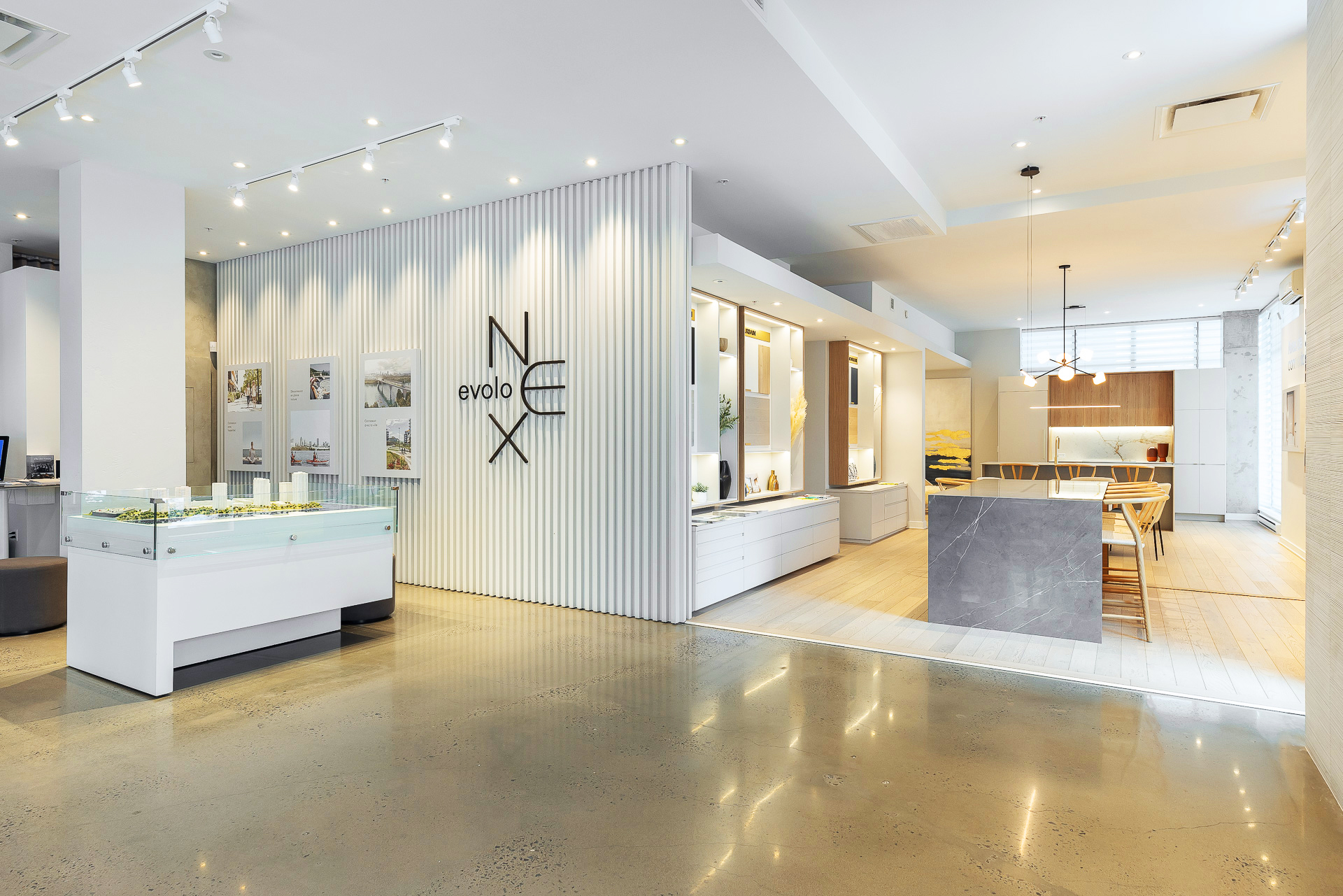 Design intérieur d'une cuisine fonctionnelle et avec beaucoup de rangement dans le projet de condos Evolo Nex sur l'île des Soeurs. La photo montre la cuisine dans la salle de montre du développeur immobilier.